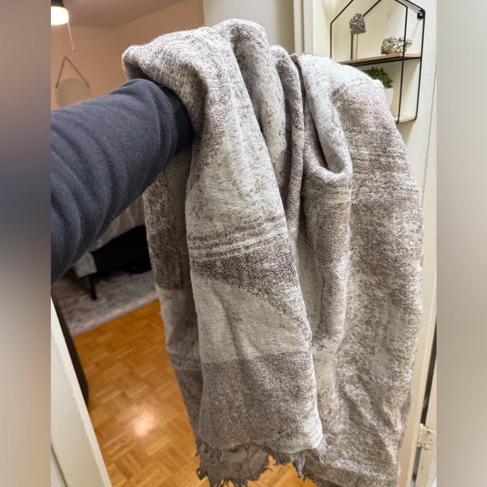 Aritzia Wilfried blanket scarf